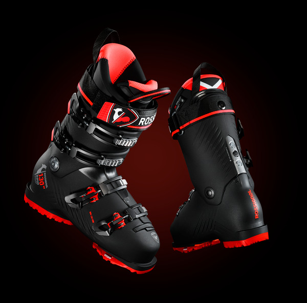 Slalomstøvler på mørk bakgrunn. Foto