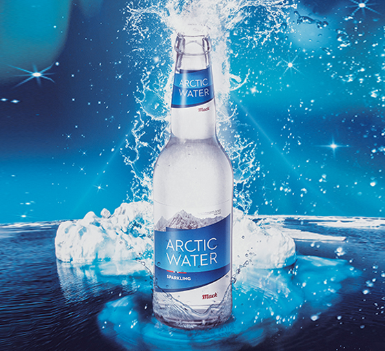 Flaske med vann som spruter foran isfjell og stjernehimmel. Grafikk.